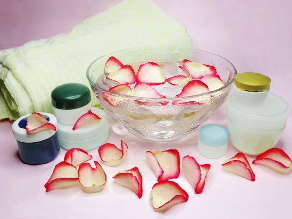 Spa 碗与玫瑰花瓣和奶油 — 图库照片