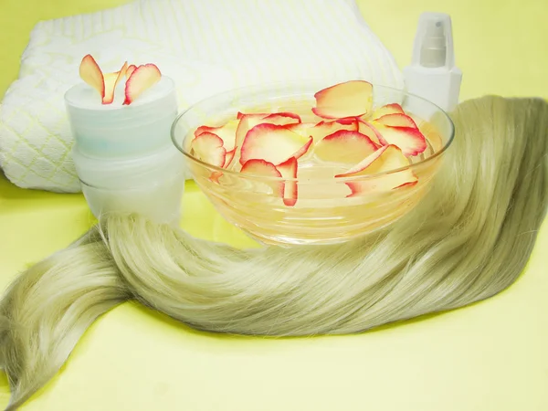 Spa 碗，玫瑰花瓣霜剂和金发女郎 — 图库照片