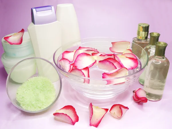 Tigela de spa com pétalas de rosa e cremes — Fotografia de Stock