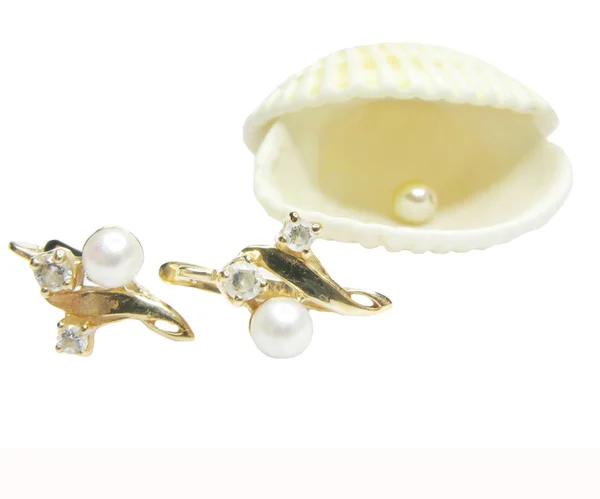 Pendientes de oro con perla y concha de mar —  Fotos de Stock