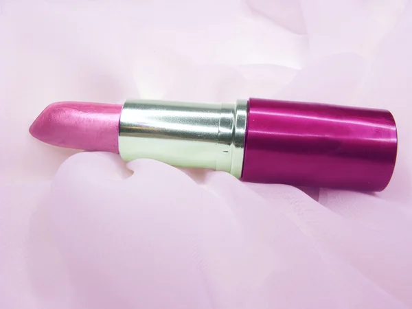 Roze lippenstift in zijde materiaal — Stockfoto