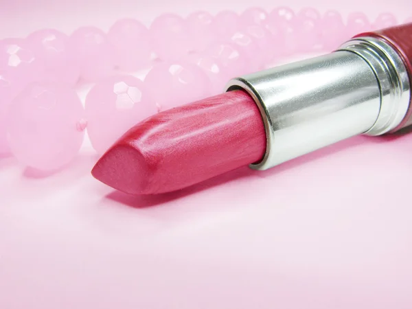 Lápiz labial rosa y perlas de cuarzo —  Fotos de Stock