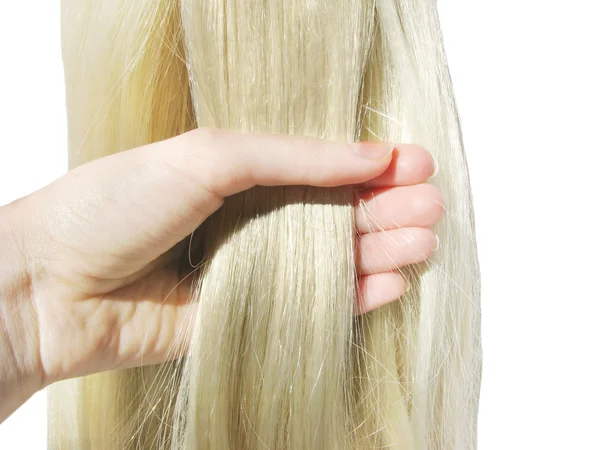 Ręczne mycie lśniące, długie blond włosy — Zdjęcie stockowe