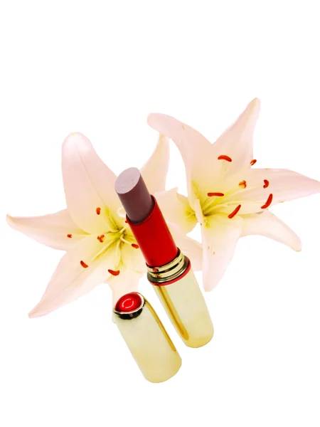 Rouge à lèvres avec des fleurs sur le fond — Photo