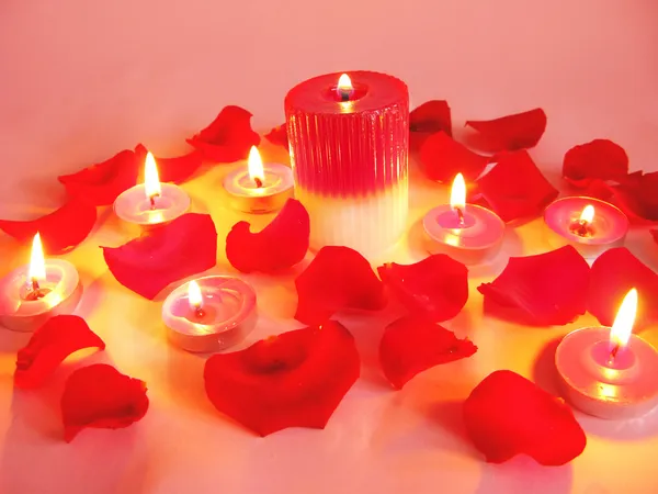 Σπα κεριά κόκκινο ροδοπέταλα — Φωτογραφία Αρχείου