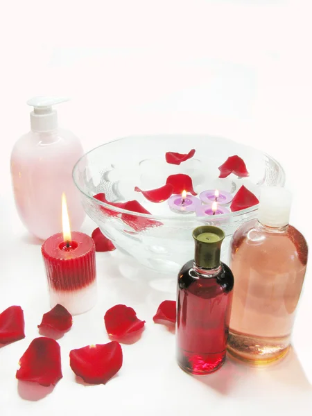 玫瑰花瓣和香精瓶 spa 碗 — 图库照片