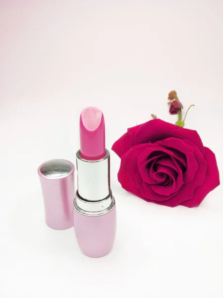 Rossetto rosa con rosa su sfondo — Foto Stock