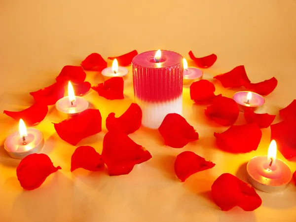 Velas de spa pétalas de rosa vermelhas — Fotografia de Stock