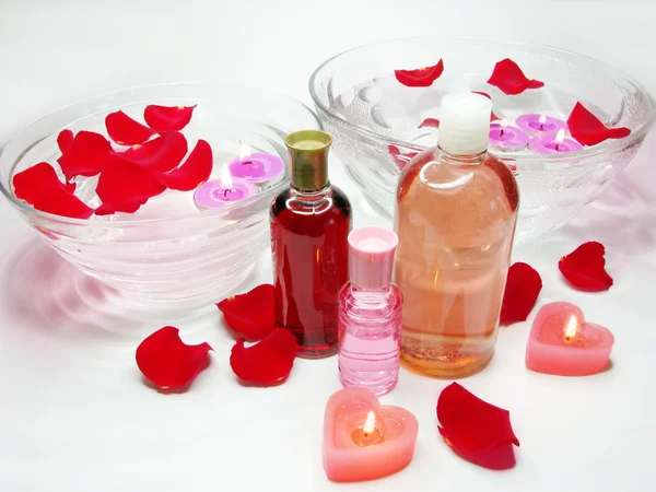 Cuenco spa con pétalos de rosa y esencias de aceite —  Fotos de Stock