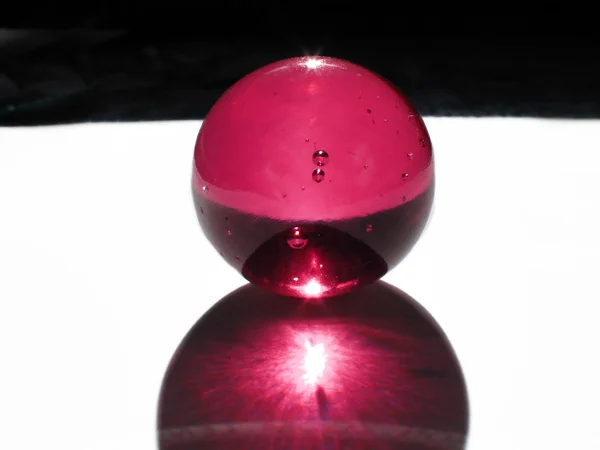 Абстактный красный шар — стоковое фото