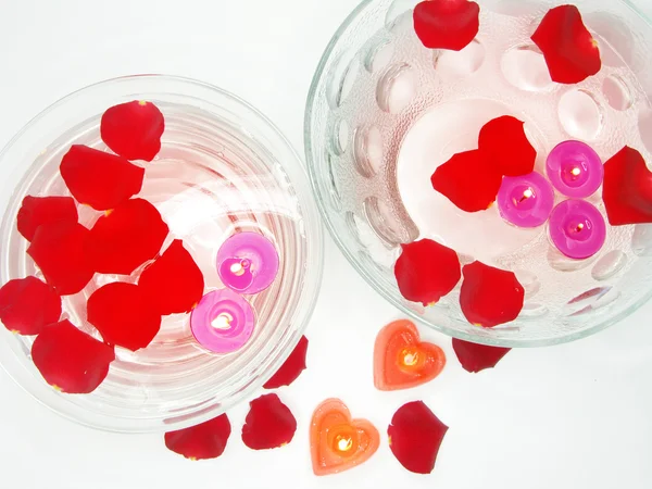 Piros rózsaszirom és gyertyák Spa tálak — Stock Fotó