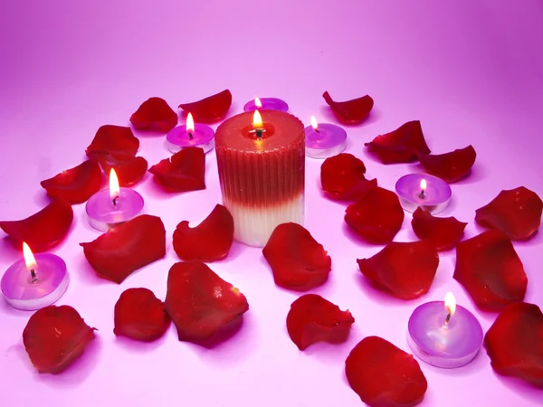 Спа свечи красные лепестки роз — стоковое фото