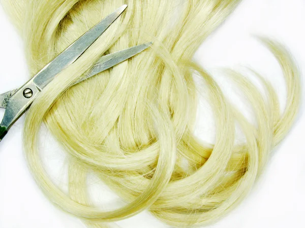 Szczotka do włosów i nożyczki w blond włosy — Zdjęcie stockowe