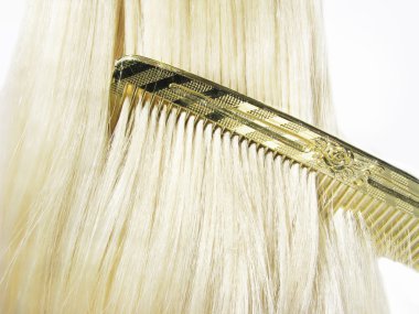 parlak uzun sarı saçları fırçalama