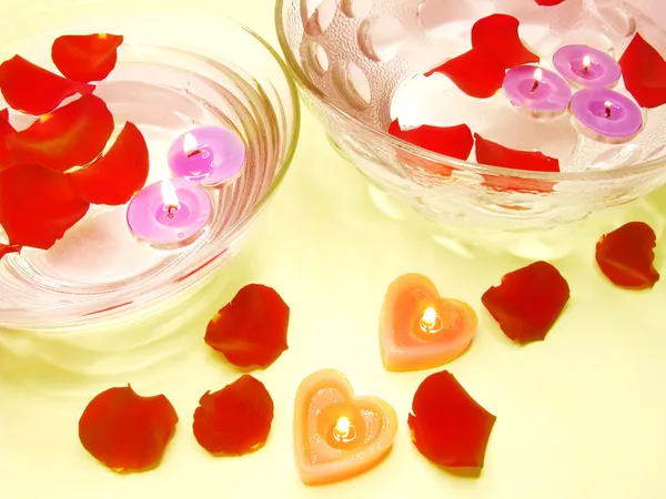 Spa kaarsen rood roze bloemblaadjes — Stockfoto