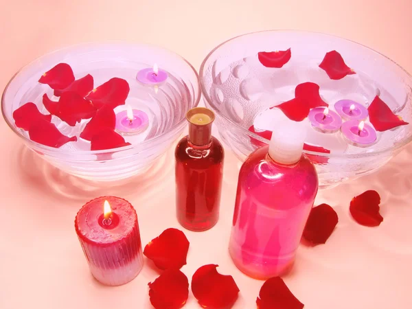 Cuenco spa con pétalos de rosa y esencias de aceite —  Fotos de Stock