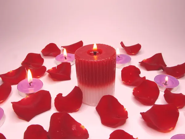 Spa 蜡烛红色玫瑰花瓣 — 图库照片