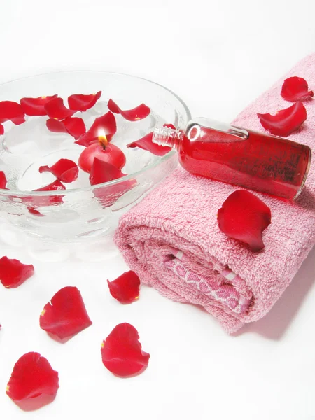 Cuenco spa con pétalos de rosa y esencias de aceite — Foto de Stock