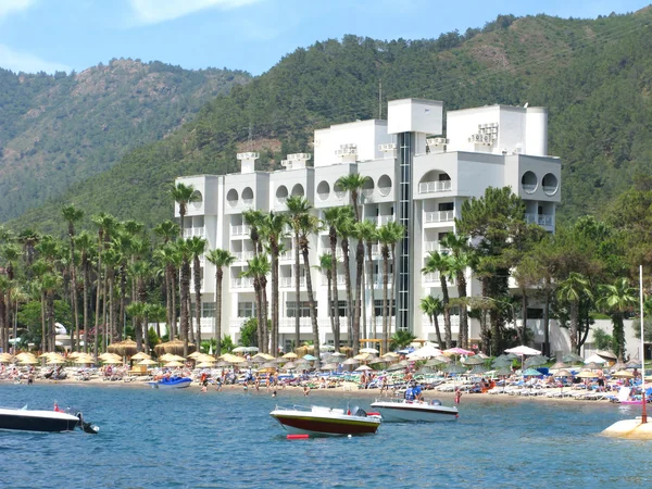 Luxusní hotel s pláží pobřeží v marmaris Turecko — Stock fotografie