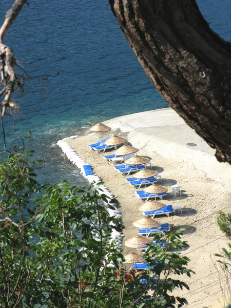 Linea di tende da sole sulla spiaggia — Foto Stock