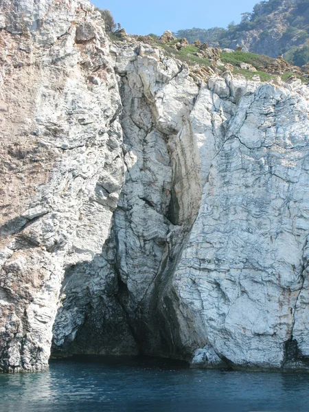 Jaskinia w skale Morze Egejskie — Zdjęcie stockowe