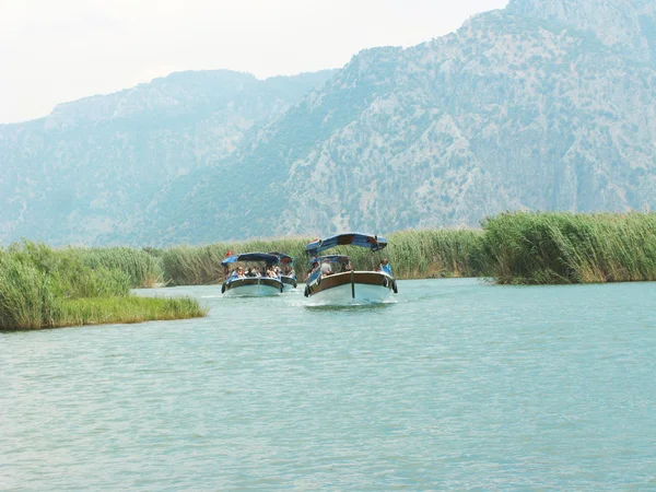 Łodzie w Turcji rzeki dalyan — Zdjęcie stockowe
