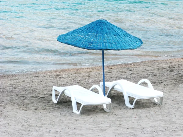 太阳帐篷和两个太阳床上海滩 — 图库照片