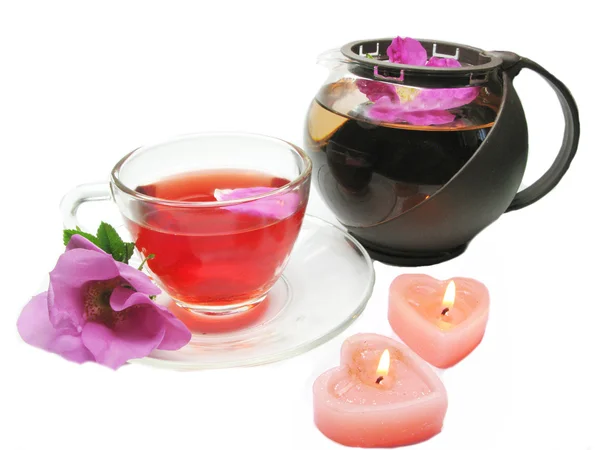 Chá de ervas vermelho com rosa selvagem — Fotografia de Stock
