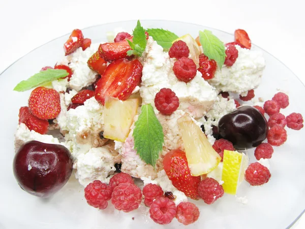 딸기 우유 디저트와 과일 — 스톡 사진