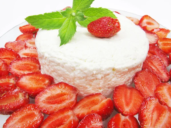 Erdbeer-Dessert mit Milchpudding — Stockfoto