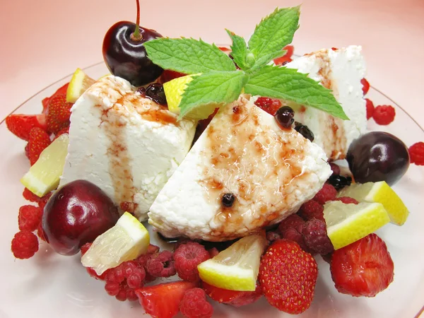 Frucht-Dessert mit Kirsch-Erdbeer-Zitrone — Stockfoto