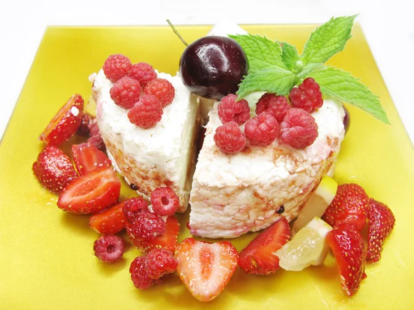 Полуничний фруктовий десерт з малиною — стокове фото