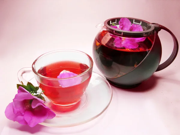Chá floral de ervas com rosa selvagem — Fotografia de Stock