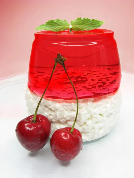 Dolce alla ciliegia con budino e gelatina — Foto Stock