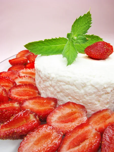 Strawberry dessert with pudding — Stock Photo, Image