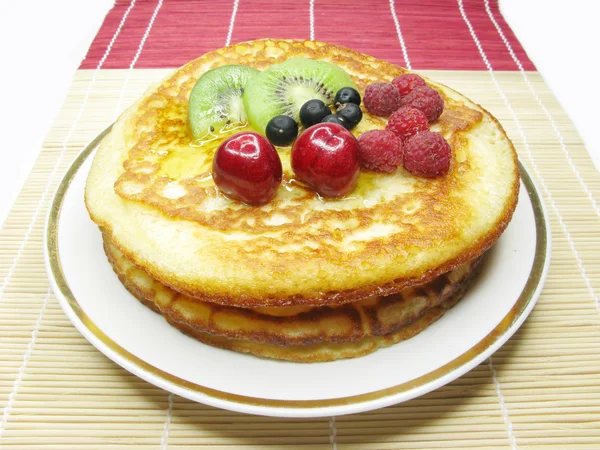 Manis pancake dengan buah-buahan — Stok Foto