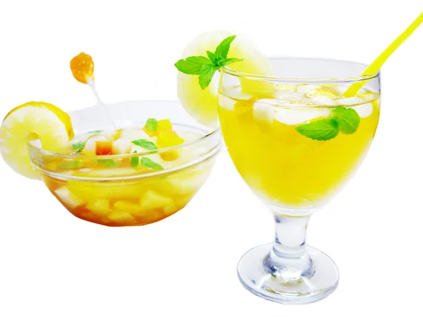 Meyveli kokteyl içki yumruk — Stok fotoğraf