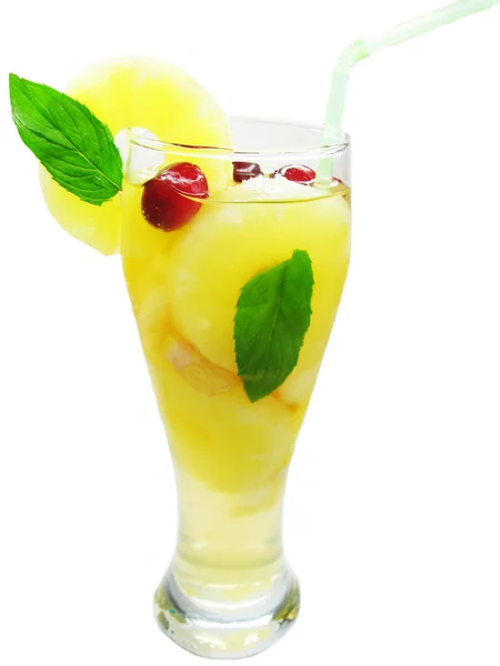 Bebida de coquetel com ponche de frutas com morango de abacaxi — Fotografia de Stock
