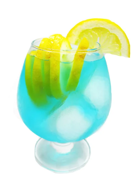 Алкоголь голубой кюрасао коктейль с лимоном — стоковое фото