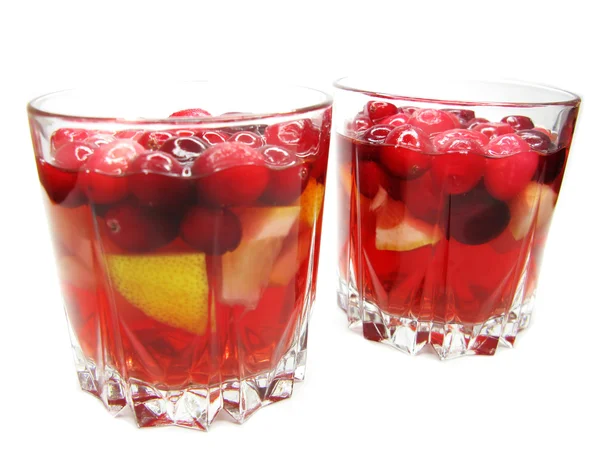 Kırmızı meyve kokteyli içki kiraz ile yumruk at. — Stok fotoğraf