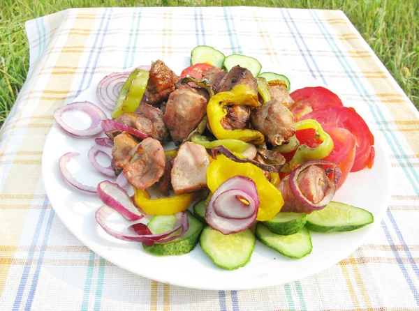 Приготовлене м'ясо з овочами барбекю — стокове фото