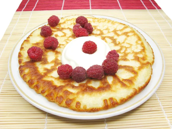 Sweet pancake with sour cream and fruit — Stock Photo, Image
