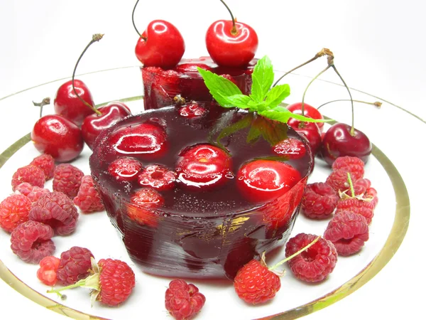 Cherry gelei dessert met bessen — Stockfoto