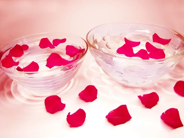 Water voor spa met rozenblaadjes — Stockfoto
