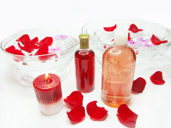 Spa tál rózsaszirom és illat olajok — Stock Fotó