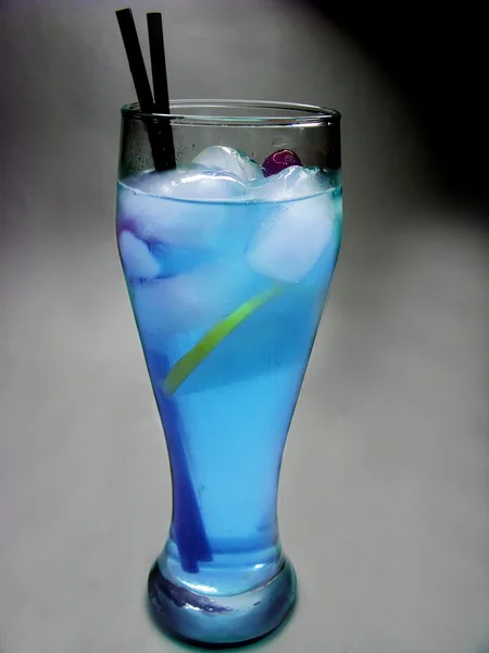 Alcohol blue cocktail drink with lemon — Stock Photo, Image
