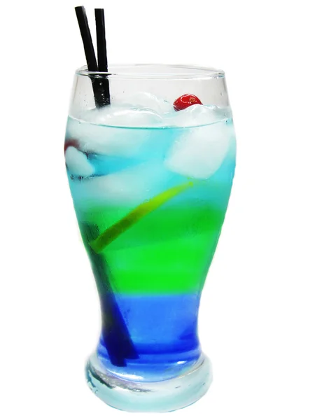 Bebida de coquetel azul de álcool verde com gelo — Fotografia de Stock