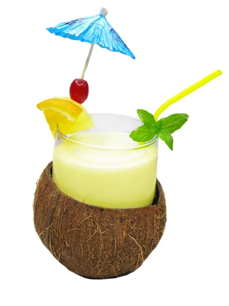 Batido de cóctel de frutas en coco —  Fotos de Stock