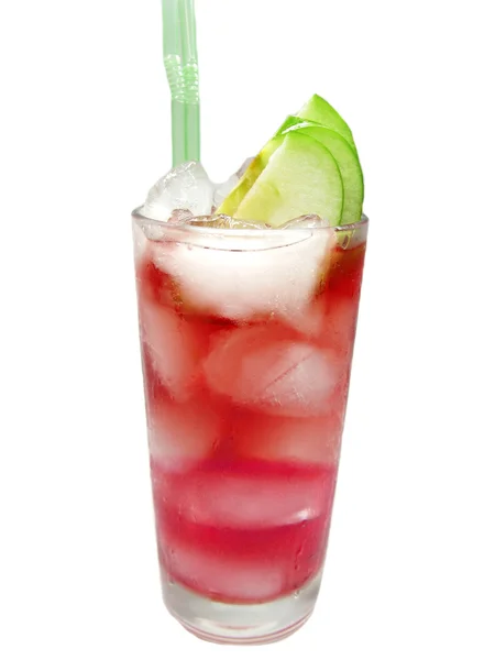 Алкогольный красный коктейль с зеленым яблоком — стоковое фото