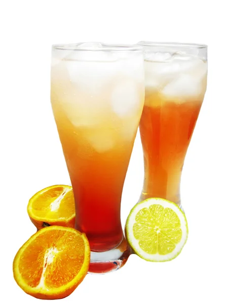 Kırmızı meyve kokteyli içki portakal ile yumruk at. — Stok fotoğraf